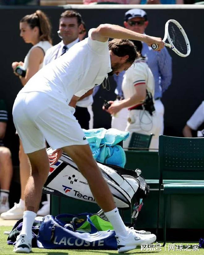 乐鱼体育-包含澳大利亚网球队碾压美国网球队,西西帕斯关键制胜的词条